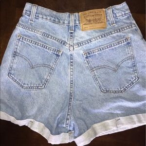 LEVI High Wasted Shorts